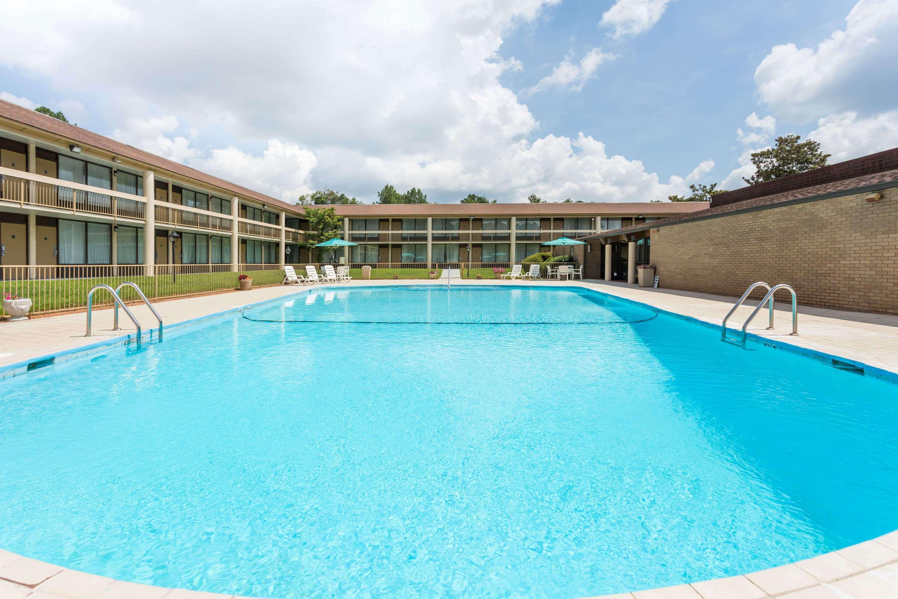 Days Inn & Conf Center By Wyndham Southern Pines Pinehurst Exterior photo