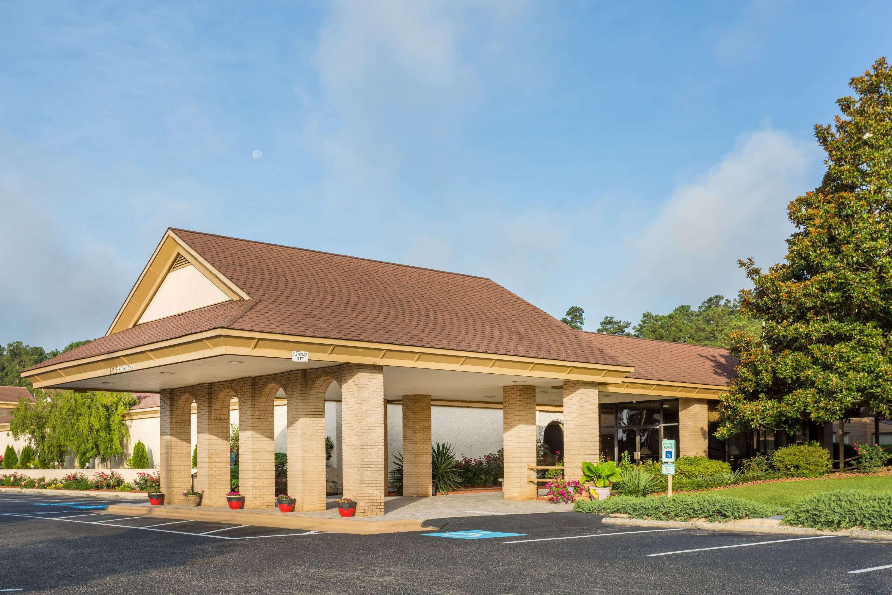 Days Inn & Conf Center By Wyndham Southern Pines Pinehurst Exterior photo