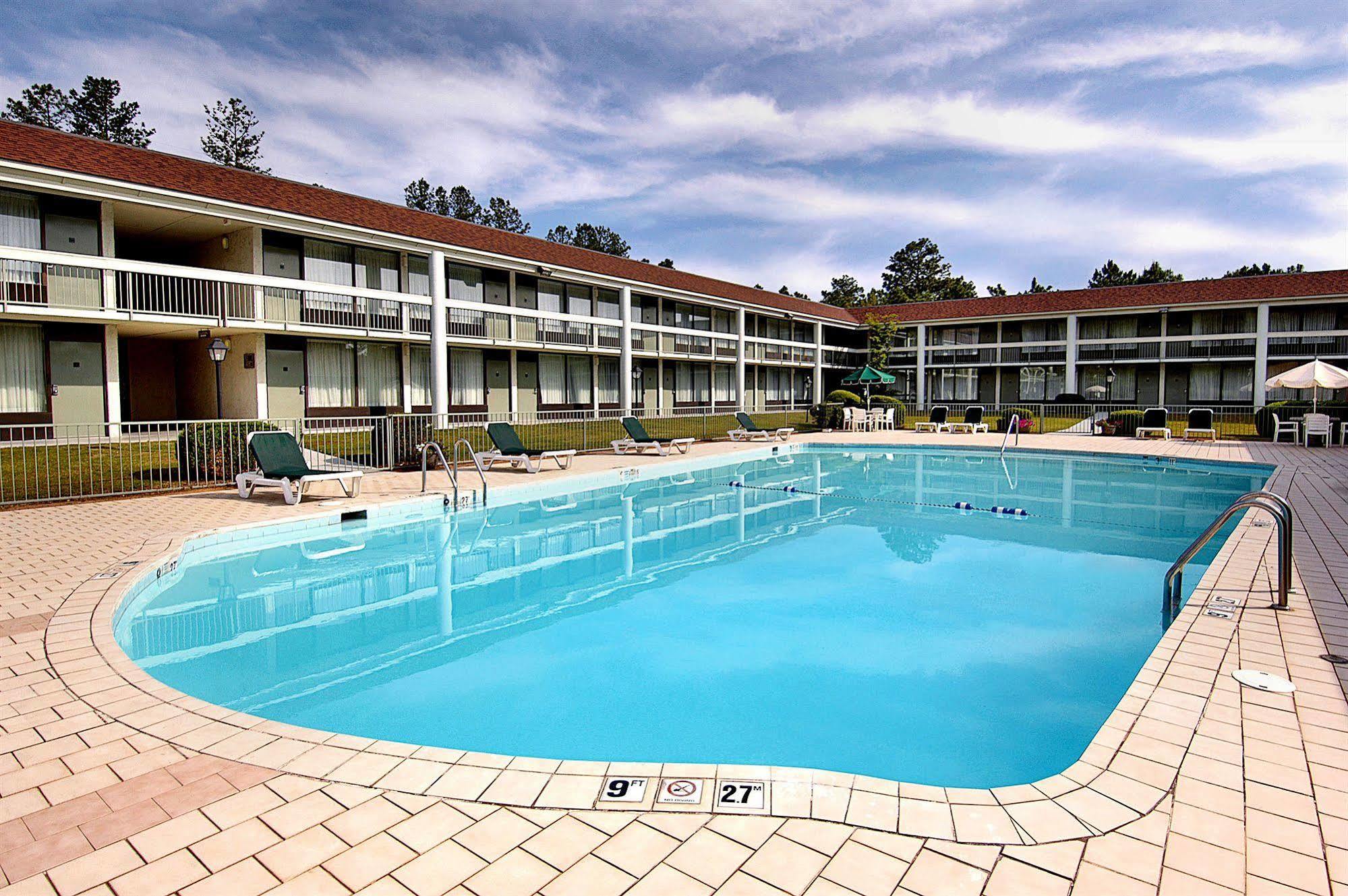 Days Inn & Conf Center By Wyndham Southern Pines Pinehurst Exterior photo