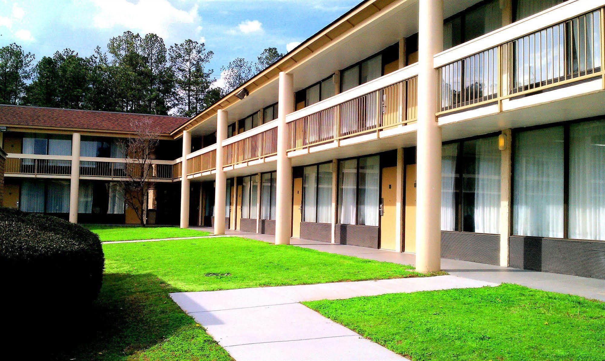 Days Inn & Conf Center By Wyndham Southern Pines Pinehurst Exterior photo